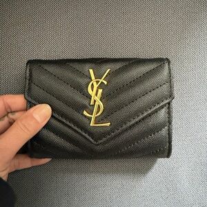 YSL CASSANDRE MATELASSÉ SMALL ENVELOPE WALLET NOIR has Broken Button